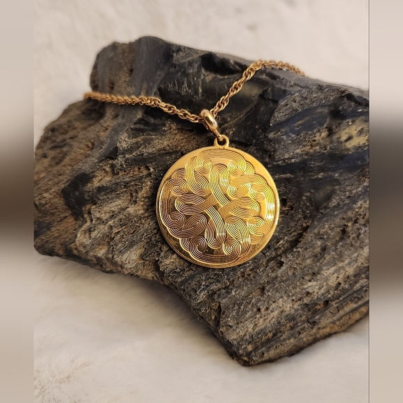 NWOT Lia Sophia Gold pendant necklace - Picture 2 of 4